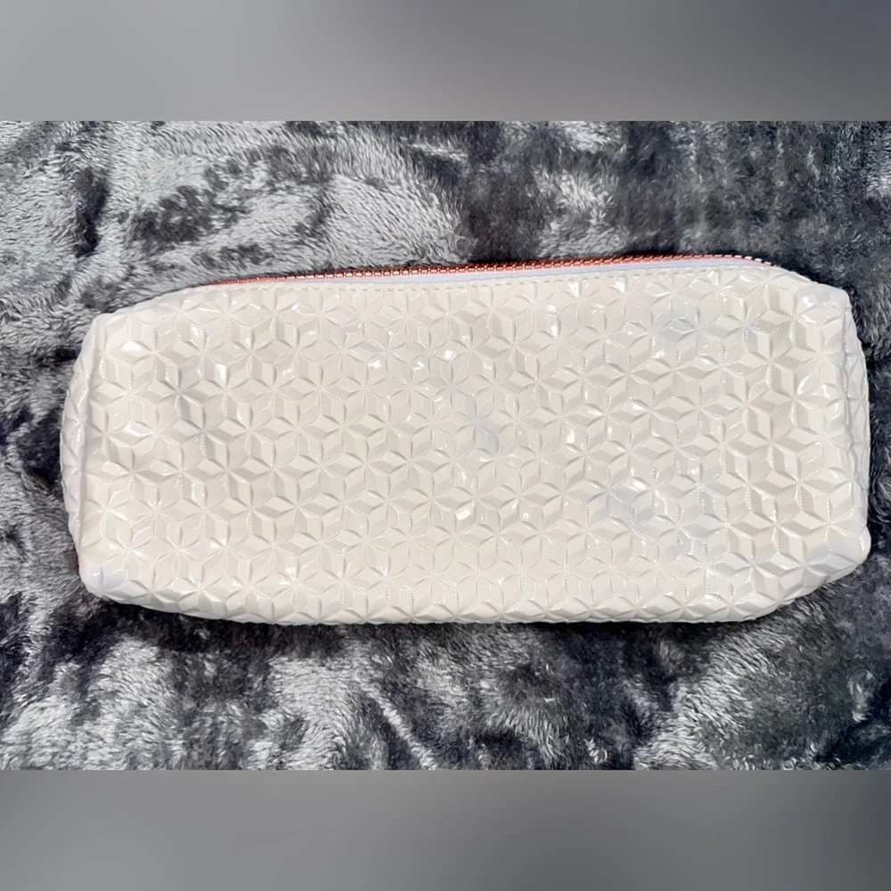 NWOT ANASTASIA‎ BEVERLY HILLS white cosmetic pouch